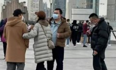 黄渤和神秘女逛江边,黄渤发文辟谣出轨传闻